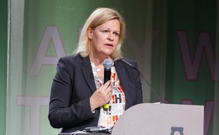 A ministra do Interior da Alemanha, Nancy Faeser. (Foto: Steffen Prößdorf/Creative Commons)