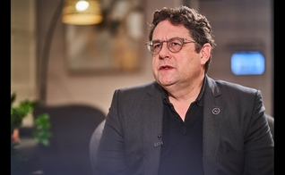 O ministro da Educação de Quebec, Bernard Drainville. (Captura de tela/YouTube/Radio-Canada Info)