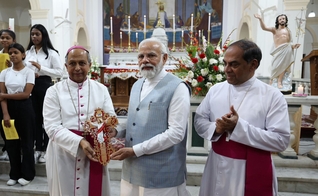 Narendra Modi com líderes cristãos na Páscoa. (Foto: Reprodução/Twitter/Narendra Modi)