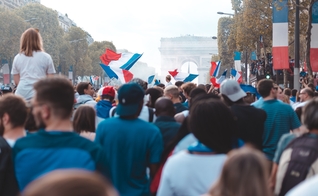 Apenas 44% dos franceses crê na existência de Deus. (Foto: Imagem ilustrativa/Unsplah/Alice Triquet).