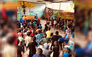 Voluntários com crianças no pátio da instituição. (Foto: Reprodução/Instagram/Instituto ABBA)