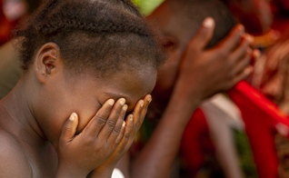 Uma menina ora durante culto da Igreja Batista em Pentecostes. (Foto ilustrativa: IMB)