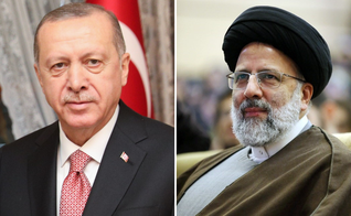 O presidente turco Recep Tayyip Erdogan [à esquerda]; o clérigo e presidente do Irã, Ebrahim Raisi [à direita]. (Fotos: Wikimedia/Creative Commons)