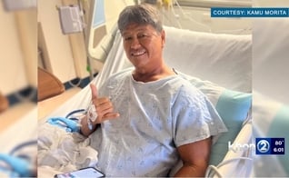 Mike Morita durante a recuperação no hospital. (Foto: Reprodução/YouTube/KHON2 News)