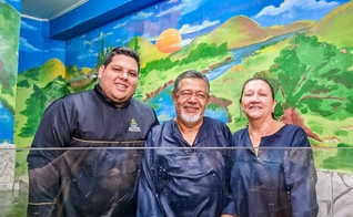 Casal se batiza durante a Semana Santa. (Foto: Arquivo Pessoal).