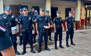 Policiais em uma delegacia no Paraguai. (Foto: Reprodução/RCC Noticias)