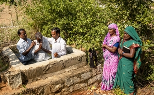 Pastores nacionais realizam um batismo em uma pequena igreja rural no sul da Ásia. (Foto ilustrativa: IMB)