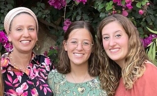 Lucy, Rina e Maia, assassinadas durante ataque terrorista. (Foto: Reprodução/The Times of Israel)