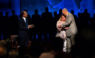 Wayne e Lori Mote ao lado do pastor Anthony George, durante um culto de Páscoa. (First Baptist Atlanta/Jeffrey B. Rogers)