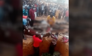 Sepultamento de corpos de 33 cristãos na vila de Ruji, estado de Kaduna, Nigéria, na segunda-feira, 17 de abril de 2023. (Captura de tela/Morning Star News)