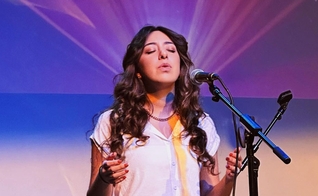 Tailah Scroggins ministrando louvor na igreja. (Foto: Reprodução/Instagram/Tailah Scroggins)