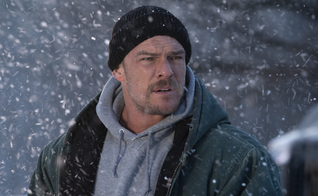 Alan Ritchson em uma cena do filme “Ordinary Angels”. (Foto: Reprodução/IMDB)