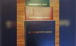 Cópias impressas do "Testamentu Novu" em Annobonese. (Foto: Facebook/PROEL Espanha).
