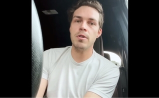 Nate Stafford contando seu testemunho. (Foto: Reprodução/YouTube/Nate Stafford).