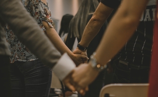 Existem vários eventos cristãos planejados na mesma época que a SatanCon. (Foto: Unsplash/Pedro Lima)