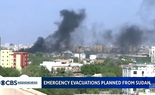 Os combates começaram após meses de tensões entre dois líderes militares rivais. (Foto: Reprodução/YouTube/CBS Evening News).