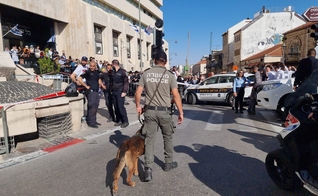 Houve vítimas com diferentes graus de lesão, uma grave e as demais moderadas. (Foto: Twitter/Israel Police)