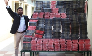 Plantadores de igrejas distribuem Bíblias para indianos. (Foto: New Life Orissa)