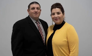 O pastor Albert Berkley e sua esposa. (Foto: Reprodução/God Reports) 