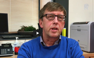 O médico Dick Kruijthoff. (Foto: Captura de tela/YouTube/Rijnmond)