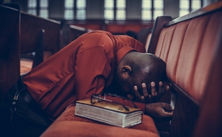 Grupo terrorista promove assassinatos, mutilações, sequestros e deslocamentos forçados. (Foto ilustrativa: Unsplash/Samuel Martins)