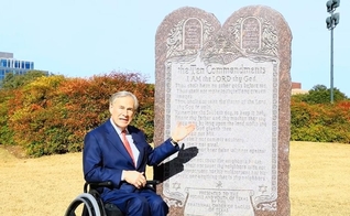 Governador do Texas, Greg Abbott em frente ao monumento dos Dez Mandamentos. (Foto: Captura de tela/Vídeo Twitter Greg Abbott)