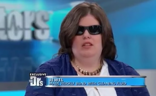 Jewel Shuping, 33 anos, queimou os próprios olhos com um produto de limpeza, por se sentir “cega” desde pequena. (Captura de tela/YouTube/Vibe with Judeo)