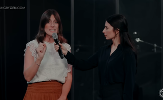 Depois de procurar no ocultismo, Kierra encontrou paz em Cristo. (Foto: Reprodução/YouTube/Hungry Generation).