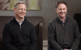 Todd Hampson e Jeff Kinley apresentam o “Prophecy Pros Podcast".  (Foto: Reprodução/The Christian Post)