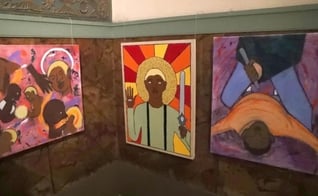 Exposição “Deus é trans: uma jornada espiritual queer”. (Foto: Reprodução/Twitter Oli London)