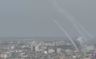 Foguetes riscam o céu em Gaza. (Captura de tela/YouTube/Bloomberg Television)
