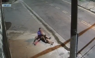 A vítima foi atacada em uma rua de Osasco. (Foto: Reprodução/Record TV).