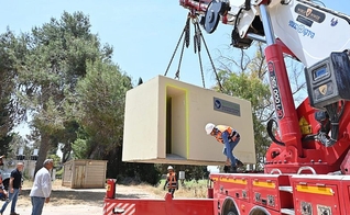 Um abrigo antiaéreo doado pela Irmandade Internacional de Cristãos e Judeus é descarregado em Ashkelon, em 10 de maio de 2023. (Foto: Yossi Zeliger/IFCJ)