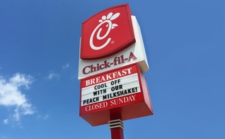 A Chick-fil-A é a maior rede de fast food especializada em sanduíches de frango. (Foto: Reprodução/Chick-Fil-A)