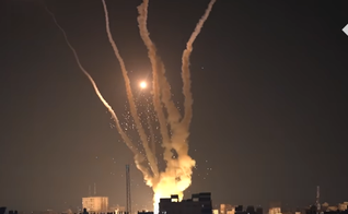 Foguetes disparados contra Israel são interceptados pelo sistema de defesa antimísseis Iron Dome. (Captura de tela/YouTube/The Telegraph)
