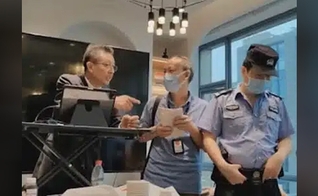 Pastor Huang Xiaoning com as autoridades. (Foto: Reprodução/China Aid)