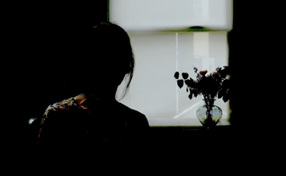 A professora ‘Hannah’ não aparece claramente no vídeo por motivos de segurança. (Foto: Captura de tela/YouTube Christian Concern)