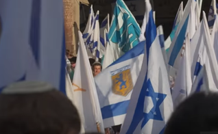 Bandeiras de Israel e do Instituto de Terceiro Templo nas celebrações do Dia de Jerusalém. (Captura de tela/YouTube/ABC News)