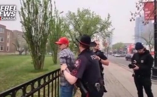 Josh não se envergonha do Evangelho de Cristo. (Foto: Reprodução/Twitter/Josh Alexander)