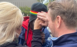 Sem-teto recebe oração de Jason e Vanessa Ever. (Foto: Reprodução/Bethel Austin)