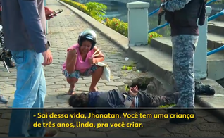 O suspeito havia acabado de ser capturado pela polícia após tentativa de assalto no Rio. (Foto: Reprodução/Bom dia Rio).