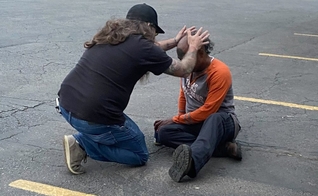 Morador em situação de rua recebe oração enquanto se entrega a Jesus. (Foto: Reprodução/Bethel Austin)