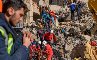 Lieke está há dois anos ajudando refugiados sírios. (Foto: Reprodução/Cvandaag)