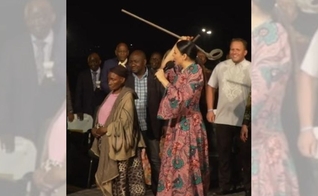 Momento em que a mulher africana recebe a cura. (Foto: Captura de tela/Instagran Evangelist Daniel Kolenda)