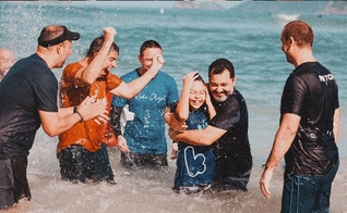 O batismo reuniu uma multidão na praia do Recreio dos Bandeirantes. (Foto: Instagram/Igreja Batista Atitude Sede).