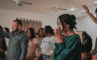Jovens adorando. (Foto: Imagem ilustrativa/Unsplash/Ismael Paramo).