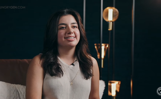 Devine foi liberta dos traumas ao encontrar Cristo. (Foto: Reprodução/YouTube/HungryGeneration).