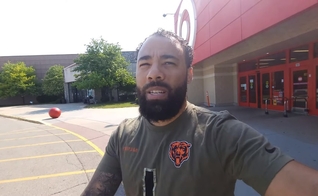 Pastor Marcus Rogers em frente ao supermercado Target. (Foto: Reprodução/YouTube/Marcus Rogers)