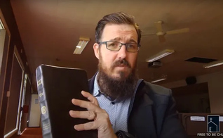 O reverendo Logan Hagoort disse à Fox News Digital que não conseguiu ministrar a fiéis solitários e moribundos por causa das restrições do governo. (Captura de tela/YouTube)