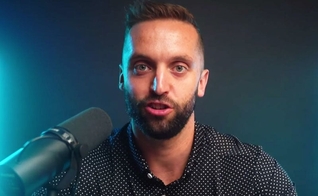 Kap Chatfield odiava cristãos até conhecer um jovem que lhe mostrou o amor de Deus. (Foto: Reprodução/YouTube/Kap Chatfield).